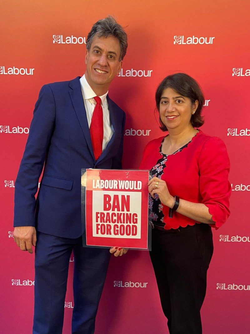 Seema Malhota MP holding a sign that reads "Labour would ban fracking for good" with Shadow Secretary for Climate Change and Net Zero Ed Miliband MP
